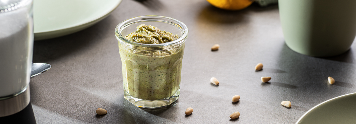 Ein dekorierter Tisch mit Avocadopesto im Glas