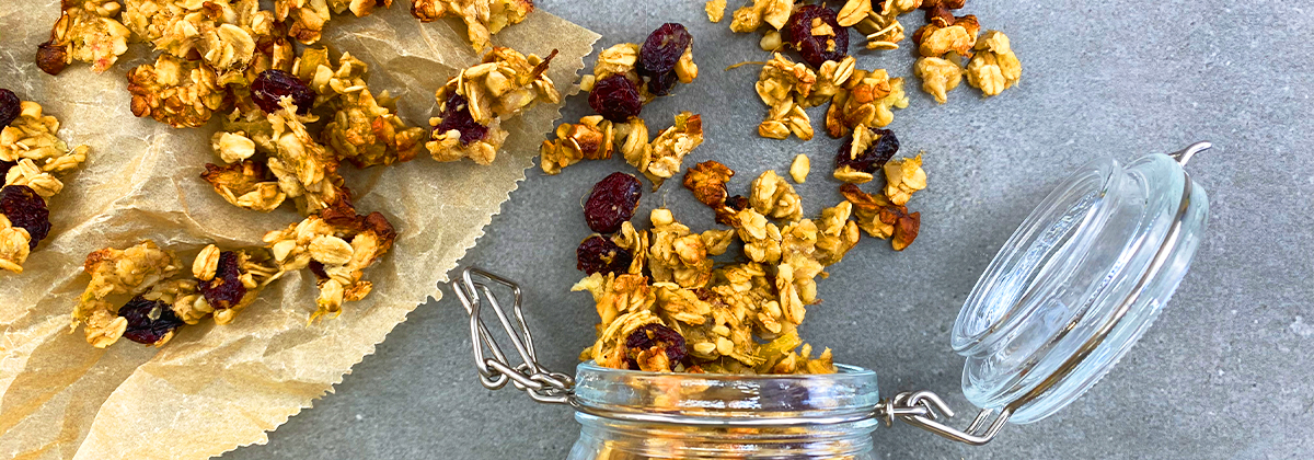 Mango Cranberry Müsli liegt auf Tisch mit Einmachglas Mango Cranberry Müsli liegt auf Tisch mit Einmachglas