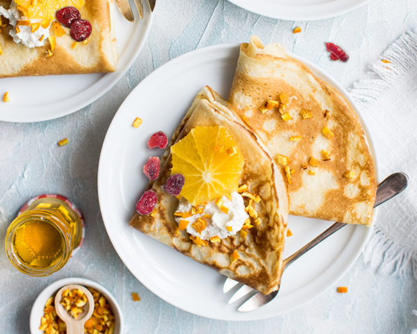Pfannkuchen mit Cranberries auf Teller angerichtet