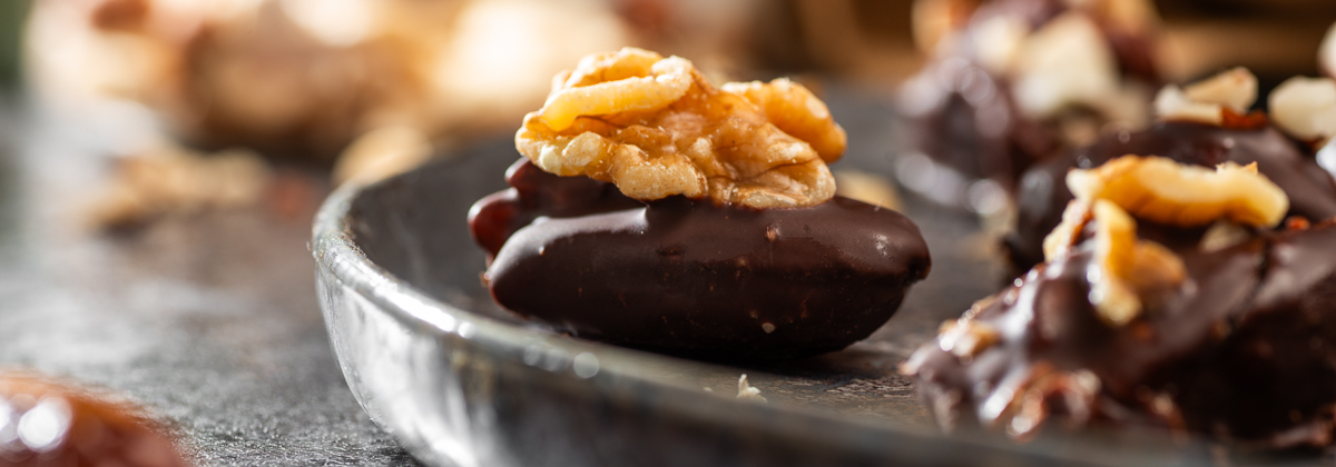 Datteln mit Schokoladenglasur und Walnuss