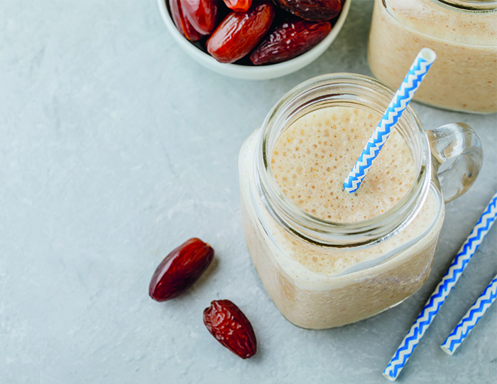 Frühstücks-Smoothie mit Datteln steht auf dem Tisch