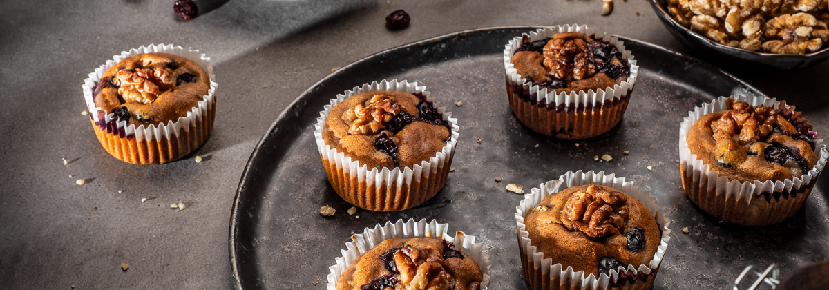 Ein schwarzer Teller mit Blaubeermuffin angerichtet