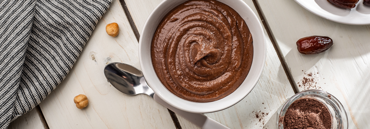 Eine Schale Nuss-Nougat-Creme auf einem Holztisch